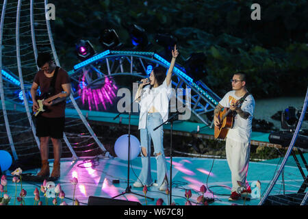 Jiande cinese della provincia dello Zhejiang. 31 Luglio, 2019. Una banda musicale svolge durante una serata all'aperto concerto tenuto come un estate ricreazione su un laghetto di loto in Liye villaggio di Daciyan Township, Jiande, est della Cina di Provincia dello Zhejiang, 31 luglio 2019. Credito: Xu Yu/Xinhua/Alamy Live News Foto Stock