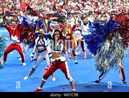 Gli animatori di eseguire prima la partita finale tra la Francia e la Croazia durante il 2018 FIFA World Cup a Mosca, Russia, 15 luglio 2018. Foto Stock