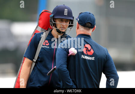 Inghilterra è Joe root (sinistra) con batting coach Graham Thorpe durante la sessione di reti a Edgbaston, Birmingham. Foto Stock