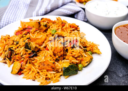 Vegetariano Biryani di verdure al curry indiano con chutney di mango e di riso Basmati Foto Stock