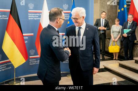 Varsavia, Polonia. 31 Luglio, 2019. Heiko Maas (SPD), il ministro degli Affari Esteri, è accolto al suo ministero da Jacek Czaputowicz (r), il ministro degli Affari Esteri della Polonia, in occasione della commemorazione del settantacinquesimo anniversario dell'Insurrezione di Varsavia. Maas porrà una corona al Monumento della Insurrezione di Varsavia. Credito: Kay Nietfeld/dpa/Alamy Live News Foto Stock