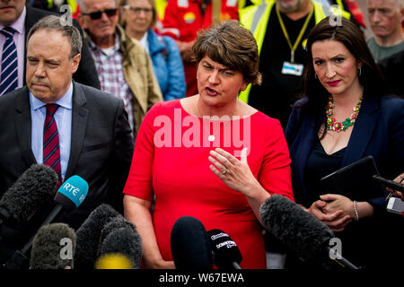 DUP Leader Arlene Foster con DUP vice leader Nigel Dodds e Emma Little-Pengelly parlando ai media in seguito a un incontro con il Primo Ministro Boris Johnson a Stormont House di Belfast. Foto Stock