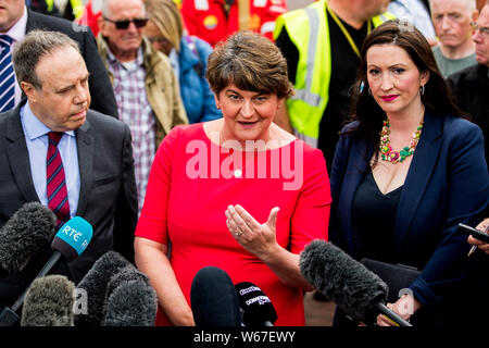 DUP Leader Arlene Foster con DUP vice leader Nigel Dodds e Emma Little-Pengelly parlando ai media in seguito a un incontro con il Primo Ministro Boris Johnson a Stormont House di Belfast. Foto Stock