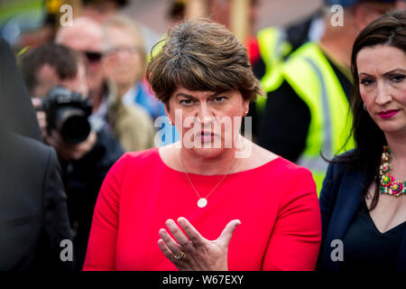 DUP Leader Arlene Foster e Emma Little-Pengelly parlando ai media in seguito a un incontro con il Primo Ministro Boris Johnson a Stormont House di Belfast. Foto Stock