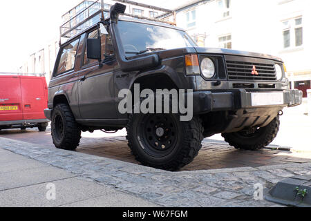 4 x 4 veicolo parcheggiato sulla strada presa dal basso angolo. Foto Stock