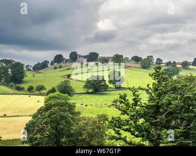 Vista su Middlesmoor da intrappolamento di collina vicino Lofthouse in Nidderdale superiore North Yorkshire, Inghilterra Foto Stock