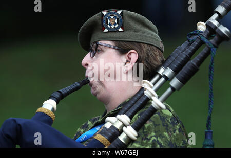 Un giocatore durante una prova del Royal Edinburgh Tattoo militare del 2019 a Redford Caserma a Edimburgo. Il tema di quest anno è il caleidoscopio e quasi 1.200 membri del cast di tutto il mondo stanno prendendo parte. Foto Stock