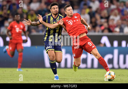 Monaco di Baviera, Germania - 30 Luglio: Ozan Tufan; Robert Lewandowski durante la Audi Cup 2019 semi final match tra Bayern Monaco e Fenerbahce a Allianz Arena sulla luglio 30, 2019 a Monaco di Baviera, Germania. (Foto di PressFocus/MB Media) Foto Stock