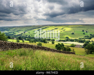 La luce del sole attraverso le nuvole giocando su superiore Nidderdale vicino Lofthouse North Yorkshire, Inghilterra Foto Stock