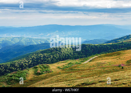 Bellissimo paesaggio di montagna. vista dalla cima di una collina nella valle. tempo soleggiato in tarda estate Foto Stock