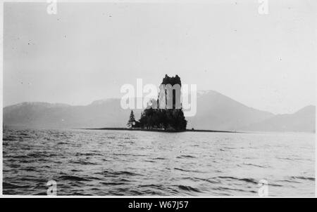 Nuovo Eddystone Rock, Behen Canal, Alaska.; Portata e contenuto: sul supporto: immagine contenuta in involucro contrassegnati 'Preso e presentato dalla sig.ra Eardley' nella scrittura a mano da H.S. Wellcome. Foto Stock