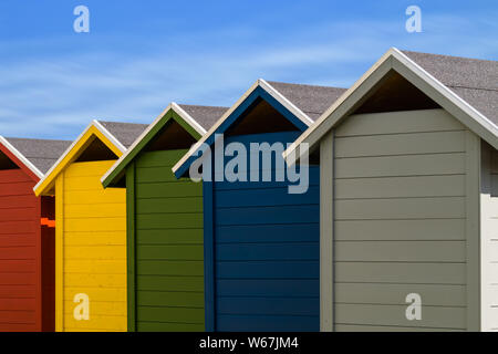 Colorato cambiando locker capanne in spiaggia in Germania. La vacanza estiva in spiaggia concetto. Foto Stock