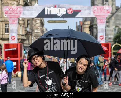 Edinburgh, Regno Unito. 31 Luglio, 2019. Anteprime per la Edinburgh Fringe Festival inizia con l'avvio ufficiale data del 2 agosto. Gli artisti interpreti o esecutori Zeroko's Teatime speranza che la pioggia farà stare lontano come essi eseguono sul Royal Mile. Credito: ricca di Dyson/Alamy Live News Foto Stock