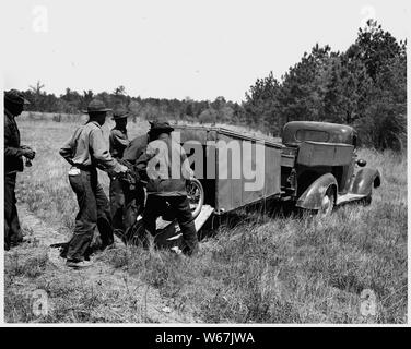 Newberry County, Carolina del Sud. Hot Shot fire Crew da CCC Camp F-6 Allegheny scarico il fuoco li . . .; Portata e contenuto: Full didascalia recita come segue: Newberry County, Carolina del Sud. Hot Shot fire Crew da CCC Camp F-6 Allegheny scarico incendio trincee di linea per essere utilizzato nella costruzione di una linea di ritorno di fiamma sul quartiere Enoree del Sumter National Forest. Foto Stock