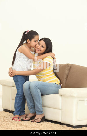 Ragazza baciare la madre sulla guancia Foto Stock