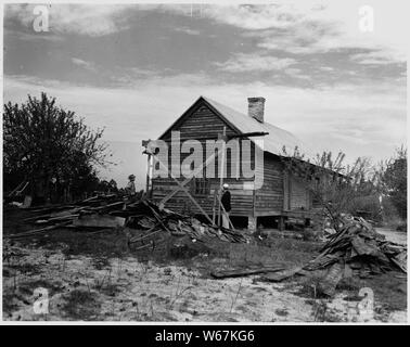 Newberry County, Carolina del Sud. Il locatario home sulla fattoria permanente di essere riabilitato da CCC Camp F-6 o . . .; Portata e contenuto: Full didascalia recita come segue: Newberry County, Carolina del Sud. Il locatario home sulla fattoria permanente di essere riabilitato da CCC Camp F-6 su Enoree distretto di Sumter National Forest. La riabilitazione comprende stretto home, vagliate le finestre e le porte, miglioramenti igienici, alimentazione di acqua e le necessarie dipendenze. Foto Stock