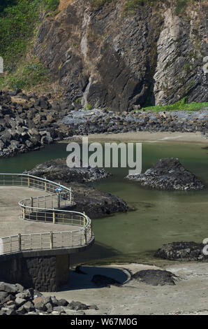 O: Lincoln County, Pacific Coast, Newport Area, Yaquina Capo. Un punto di vista su un piccolo, rock-bound [ingresso chiedere per #279.180]. Foto Stock