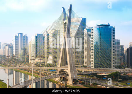 Skyline di Sao Paulo al tramonto, Brasile Foto Stock