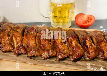 Costolette di maiale marinato in forno. La carne di maiale alla griglia. Il barbecue. Foto Stock