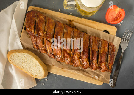Costolette di maiale marinato in forno. La carne di maiale alla griglia. Il barbecue. Lay piatto. Foto Stock