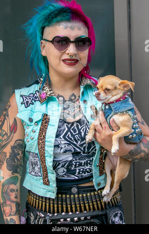Toya e il suo animale domestico Chihuahua Nancy al Festival della ribellione, il più grande festival mondiale di punk a Blackpool. All’inizio di agosto, i Winter Gardens di Blackpool ospitano un’enorme serie di punk band per la ventunesima edizione del Rebellion Festival, che attrae migliaia di turisti nel resort. Più di 4 giorni ogni agosto a Blackpool, il meglio in Punk riunirsi per questo evento sociale dell'anno con 4 giorni di musica in 6 fasi con masse di gruppi. Foto Stock
