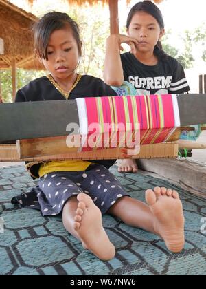 29 luglio 2018 - Sade, Lombok/Indonesia: Figli della tribù dei Sasak e loro antivita' nel villaggio di Sade a Lombok-Indonesia Foto Stock