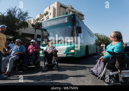 Gerusalemme, Israele. 31 Luglio, 2019. Le persone disabili a dimostrare in Gerusalemme per un aumento di prestazioni di invalidità, bloccando il traffico e scuffling con la polizia. Credito: Nir Alon/Alamy Live News. Foto Stock