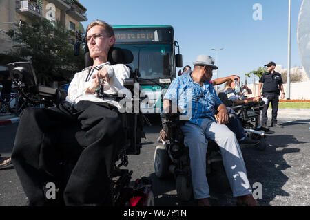 Gerusalemme, Israele. 31 Luglio, 2019. Le persone disabili a dimostrare in Gerusalemme per un aumento di prestazioni di invalidità, bloccando il traffico e scuffling con la polizia. Credito: Nir Alon/Alamy Live News. Foto Stock