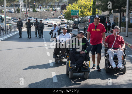 Gerusalemme, Israele. 31 Luglio, 2019. Le persone disabili a dimostrare in Gerusalemme per un aumento di prestazioni di invalidità, bloccando il traffico e scuffling con la polizia. Credito: Nir Alon/Alamy Live News. Foto Stock