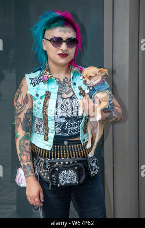 Toya e il suo animale domestico Chihuahua Nancy al Festival della ribellione, il più grande festival mondiale di punk a Blackpool. All’inizio di agosto, i Winter Gardens di Blackpool ospitano un’enorme serie di punk band per la ventunesima edizione del Rebellion Festival, che attrae migliaia di turisti nel resort. Più di 4 giorni ogni agosto a Blackpool, il meglio in Punk riunirsi per questo evento sociale dell'anno con 4 giorni di musica in 6 fasi con masse di gruppi. Foto Stock