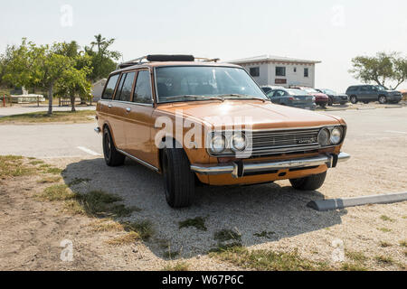 Un vintage Datsun 510 station wagon parcheggiata in un sacco da spiaggia di Bahia Honda State Park in Florida, Stati Uniti d'America Foto Stock