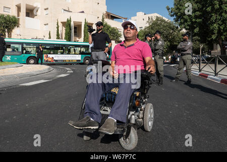 Gerusalemme, Israele. 31 Luglio, 2019. Le persone disabili a dimostrare in Gerusalemme per un aumento di prestazioni di invalidità, bloccando il traffico e scuffling con la polizia. Credito: Nir Alon/Alamy Live News. Foto Stock