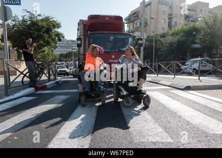 Gerusalemme, Israele. 31 Luglio, 2019. Le persone disabili a dimostrare in Gerusalemme per un aumento di prestazioni di invalidità, bloccando il traffico e scuffling con la polizia. Credito: Nir Alon/Alamy Live News. Foto Stock