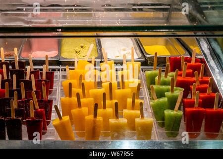 Varietà di frutta congelata pop di ghiaccio e gelato Foto Stock