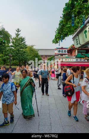 I turisti viviting senso ji, Asakusa, Tokyo, Giappone, 2019 Foto Stock