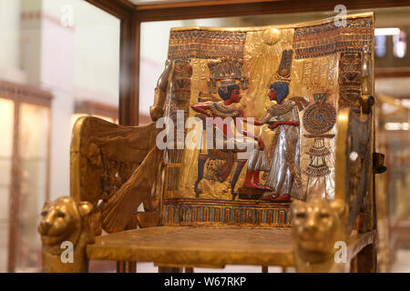 Il trono dorato di Tutankhamon nel Museo Egizio, città del Cairo, Egitto Foto Stock