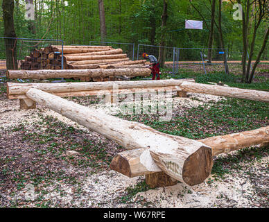 Costruzione di una casa di tronchi con motosega e attrezzi da falegname tradizionali a Grevenbroich, Germania Foto Stock