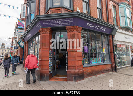 Aberystwyth, Galles / UK - 20 Luglio 2019 - Siop Y Pethe, un Welsh regali vendita libri, giocattoli e artigianato nella cittadina balneare di Aberystwyth Foto Stock