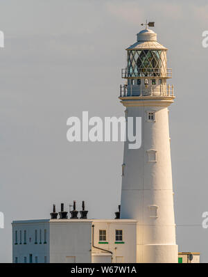 Flamborough Head Lighthouse, un faro attivo si trova a Flamborough, East Riding of Yorkshire. In Inghilterra. Foto Stock