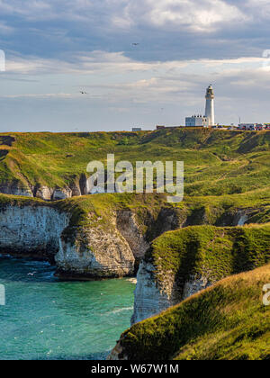 Flamborough Head Lighthouse, un faro attivo si trova a Flamborough, East Riding of Yorkshire. In Inghilterra. Foto Stock