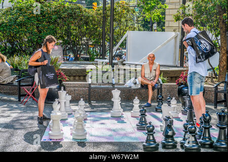 Scacchi in pubblico, Vancouver, British Columbia, Canada Foto Stock