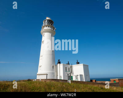 Flamborough Head Lighthouse, un faro attivo si trova a Flamborough, East Riding of Yorkshire. In Inghilterra. Foto Stock