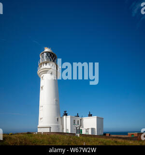 Flamborough Head Lighthouse, un faro attivo si trova a Flamborough, East Riding of Yorkshire. In Inghilterra. Foto Stock