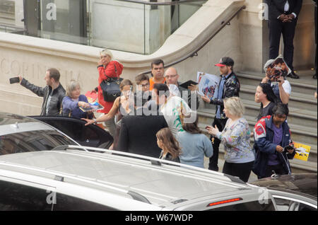 Londra, Regno Unito. 31 Luglio, 2019. Quentin Tarantino pause per selfies e autografi come egli lascia il Corinthia Hotel in Whitehall Place, Londra, Regno Unito. Credito: Peter Hogan/Alamy Live News Foto Stock