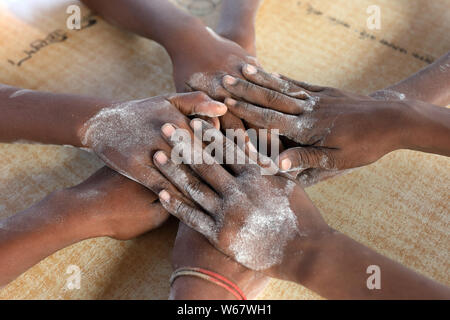 Close-up di mani di un gruppo di ragazzi giocare carrom a Dacca in Bangladesh Foto Stock