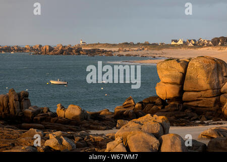 Scenic village e faro di Meneham costa rocciosa e la spiaggia nella regione della Bretagna in Francia Foto Stock