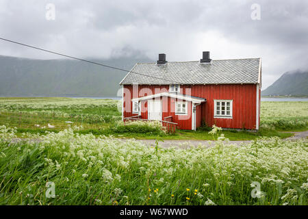 Flakstad, Norvegia - 26 Giugno 2019: Vecchia casa in legno di Flakstad, Isole Lofoten in Norvegia Foto Stock