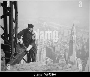 Fotografia di un operaio sul quadro dell'Empire State Building Foto Stock