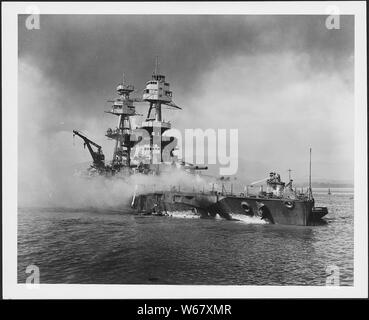 Fotografia della USS Nevada spiaggiata al punto in ospedale dopo l'attacco di Pearl Harbor Foto Stock