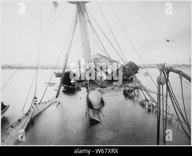 Fotografia del relitto della USS Maine, campo di applicazione e il contenuto: Una delle tante fotografie utilizzate dal 1898 Corte di inchiesta sul naufragio della nave USS Maine. Foto Stock